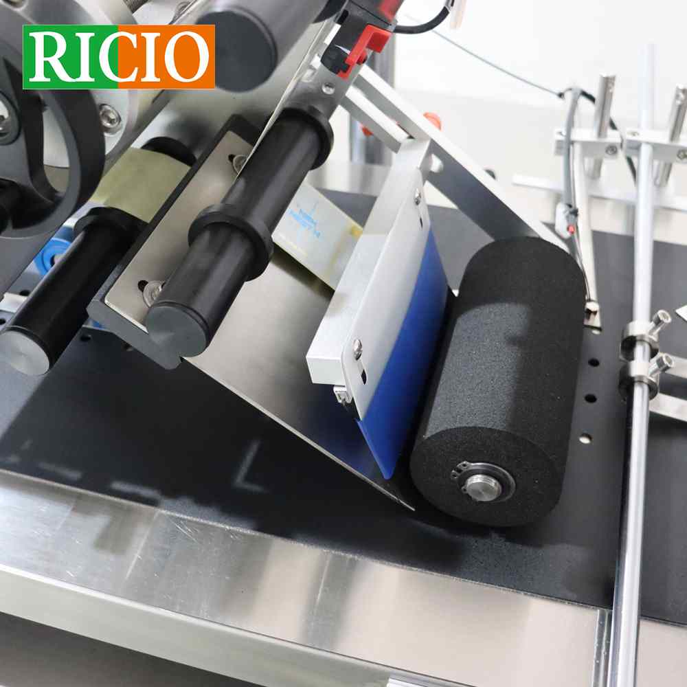 Automatic Top And Bottom Paging Labeling Machine